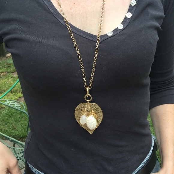 NWT Chico’s gold chain necklace w/ leaf (plastic) - Picture 1 of 6